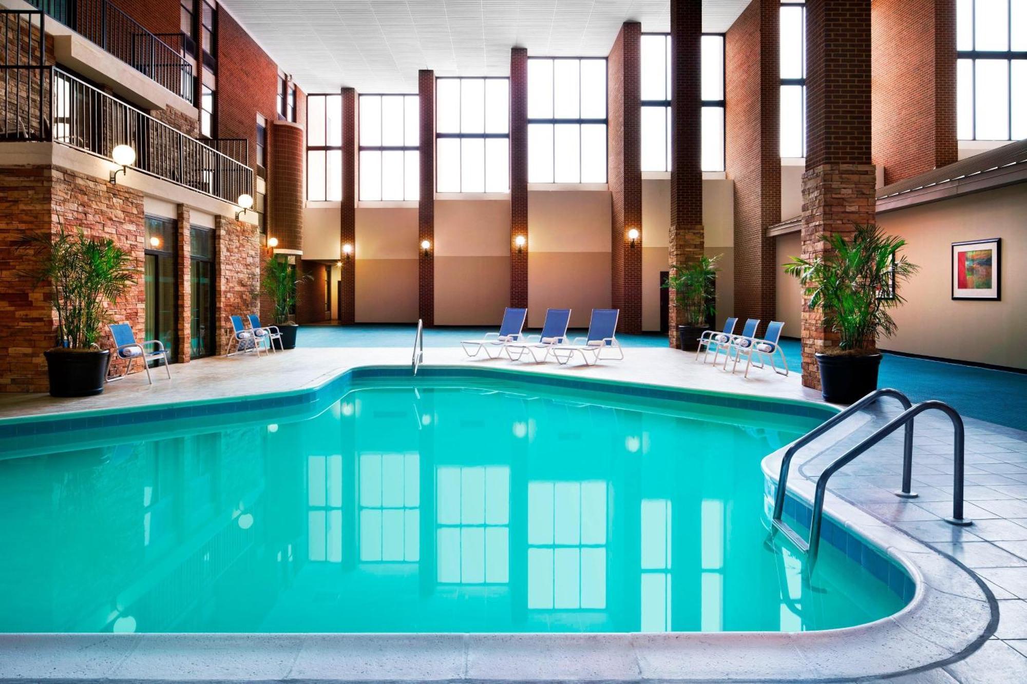 Four Points By Sheraton Richmond Airport Сандстон Экстерьер фото