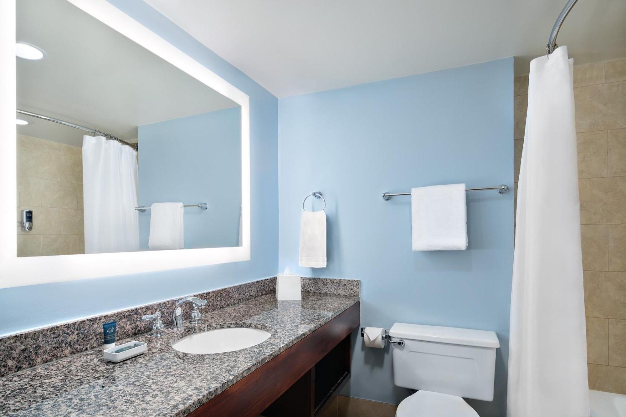 Four Points By Sheraton Richmond Airport Сандстон Экстерьер фото