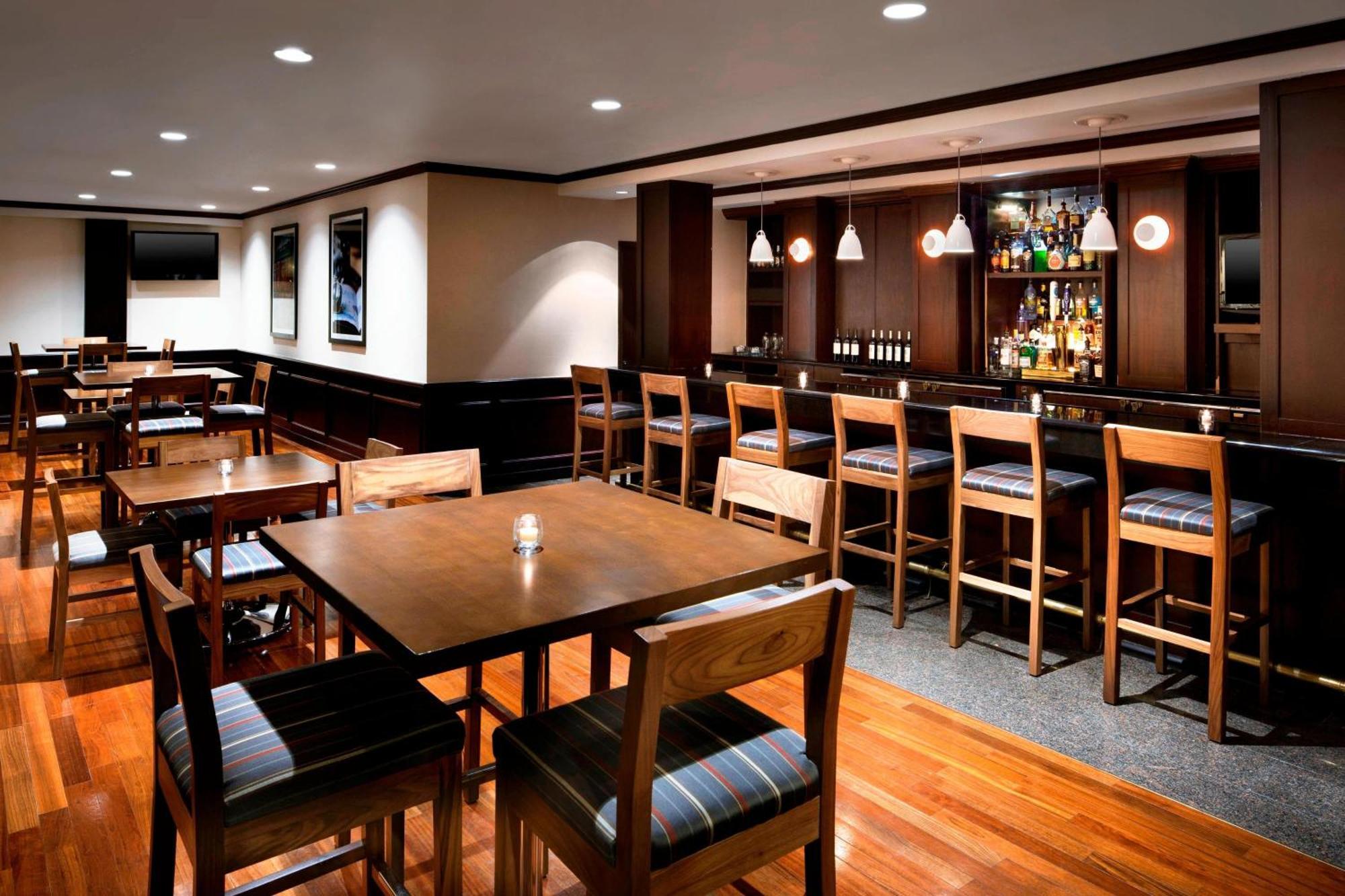 Four Points By Sheraton Richmond Airport Сандстон Экстерьер фото
