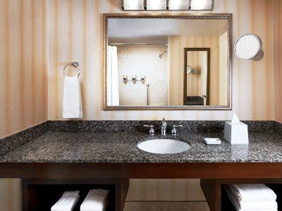 Four Points By Sheraton Richmond Airport Сандстон Экстерьер фото